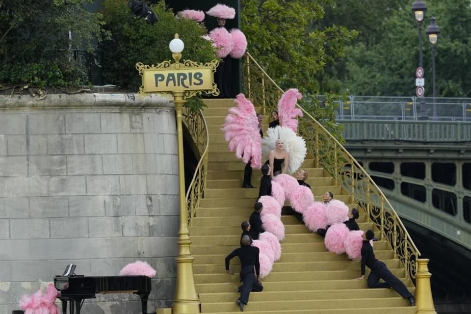 Lady Gaga brilló en la inauguración de los Juegos Olímpicos de París 2024 con una actuación de 'Mon Truc en Plumes' en el río Sena.