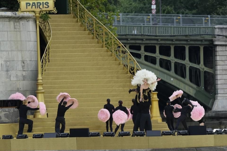 Gaga desfiló por unas elegantes escaleras situadas a lo largo del río Sena, rindiendo homenaje a Jeanmaire.