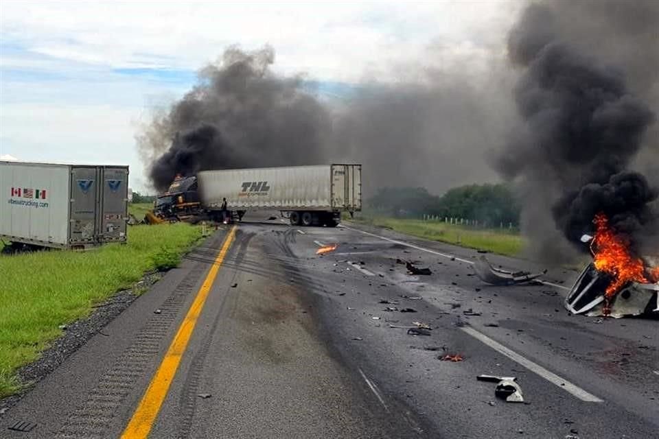 Un choque entre dos tráileres, en Agualeguas, bloqueó al menos cuatro horas los carriles hacia el norte de la Autopista.