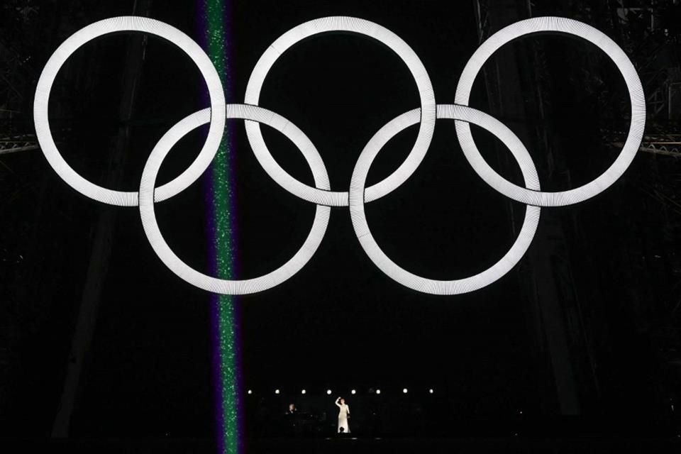 Su esperada aparición ocurrió durante la ceremonia de apertura de los Juegos Olímpicos de París 2024, celebrada al pie de la icónica Torre Eiffel.