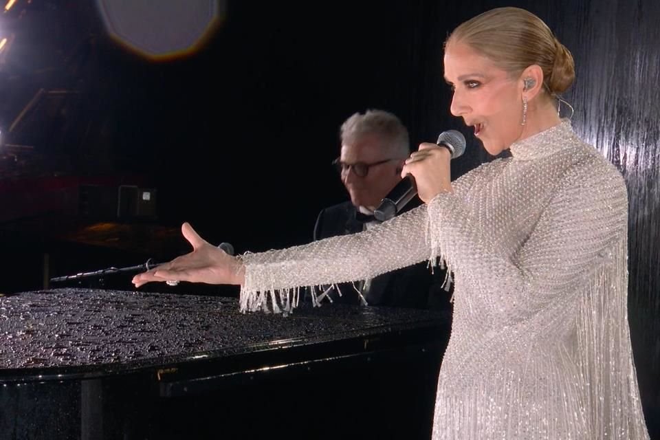 Céline Dion sorprendió en los Juegos Olímpicos de París, cantando 'L'Hymne à l'amour' tras su diagnóstico de síndrome de la persona rígida.