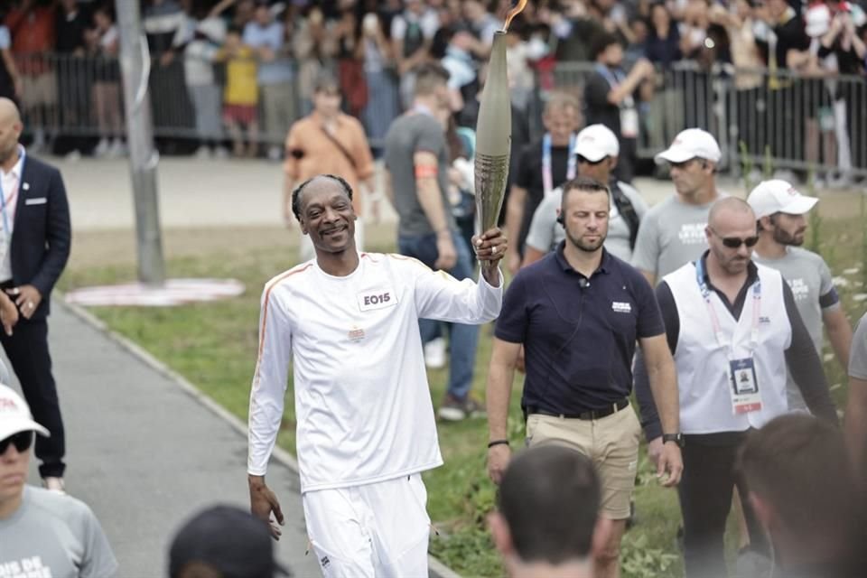 El rapero Snoop Dogg portó la antorcha antes de la ceremonia inaugural.