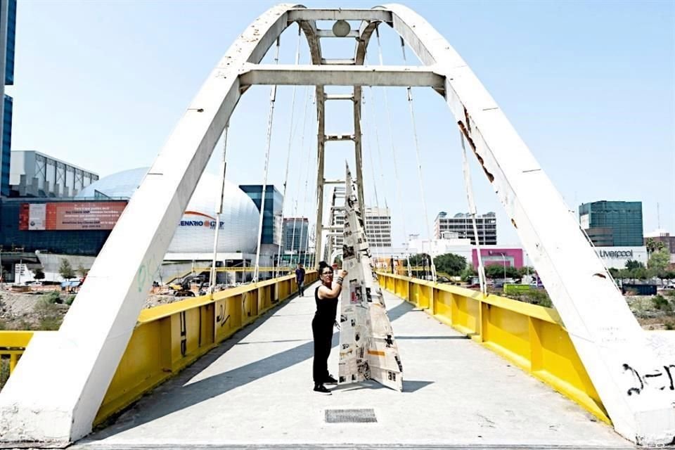 Sánchez a punto de volar un avión de papel sobre el Río Santa Catarina, el 'patio trasero' de la Indepe.