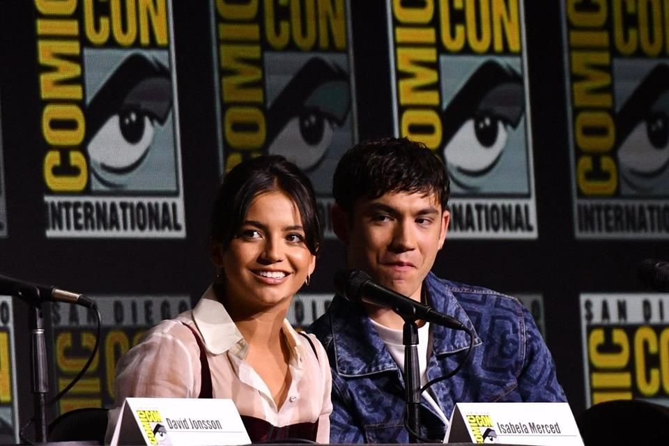 Isabela Merced y Archie Renaux hablaron durante el panel de 'Alien: Romulus'.