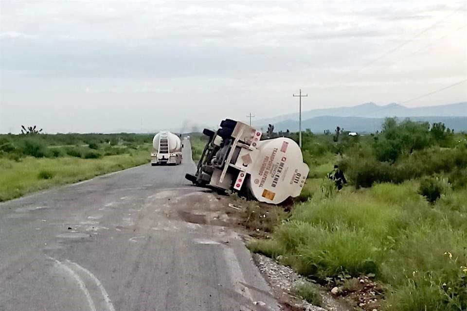 Una pipa con diésel volcó a la altura del kilómetro 69 de la Carretera a Colombia, en el municipio de Villaldama.