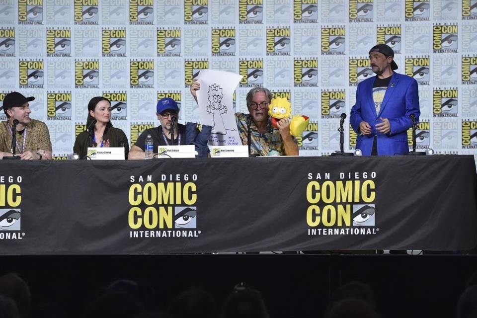 'Los Simpson' hicieron parada en Comic Con. Rob LaZebnik, Jessica Conrad, Matt Selman, Matt Groening y Kevin Smith fueron los panelistas.