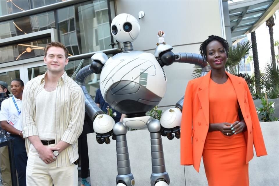 El actor británico Kit Connor y la kenianomexicana Lupita Nyong'o, posaron junto a Roz, protagonista de la cinta infantil 'Robot Salvaje'.