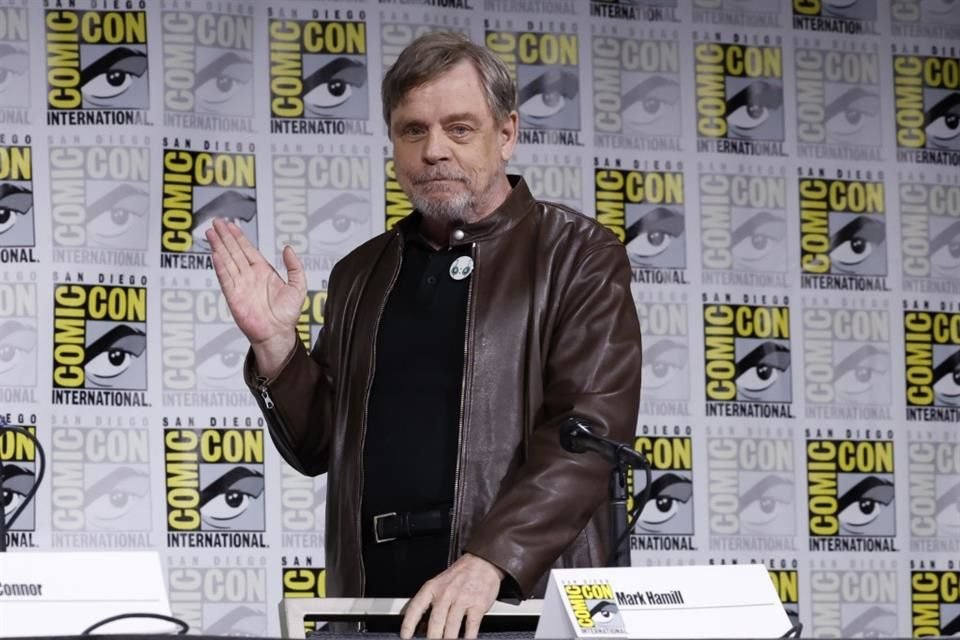 Mark Hamill apareció sorpresivamente en el Comic Con, para el panel de 'Robot Salvaje'.