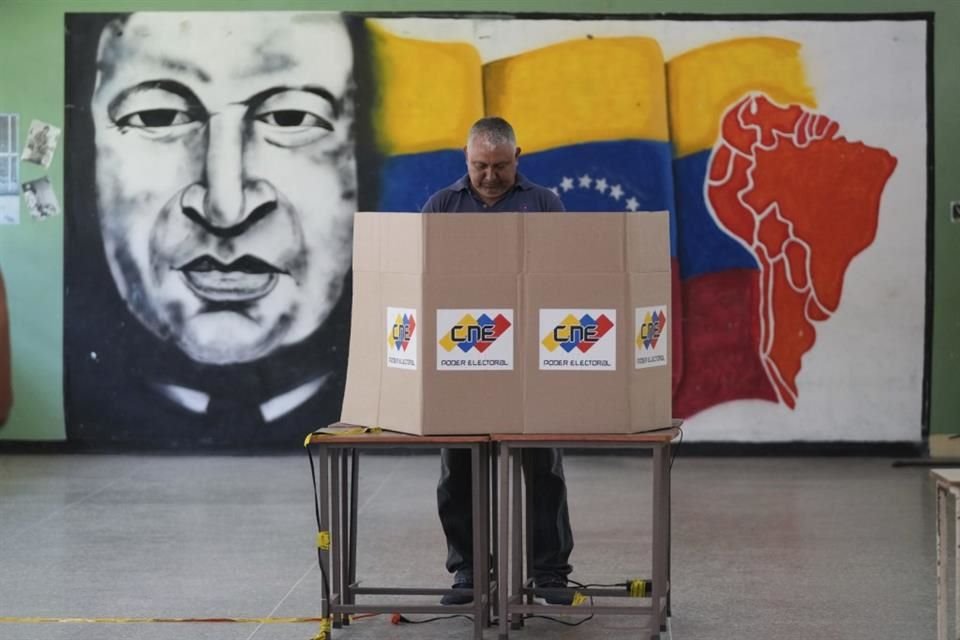 Un votante participa en la elección presidencial en Caracas, el 28 de julio del 2024.