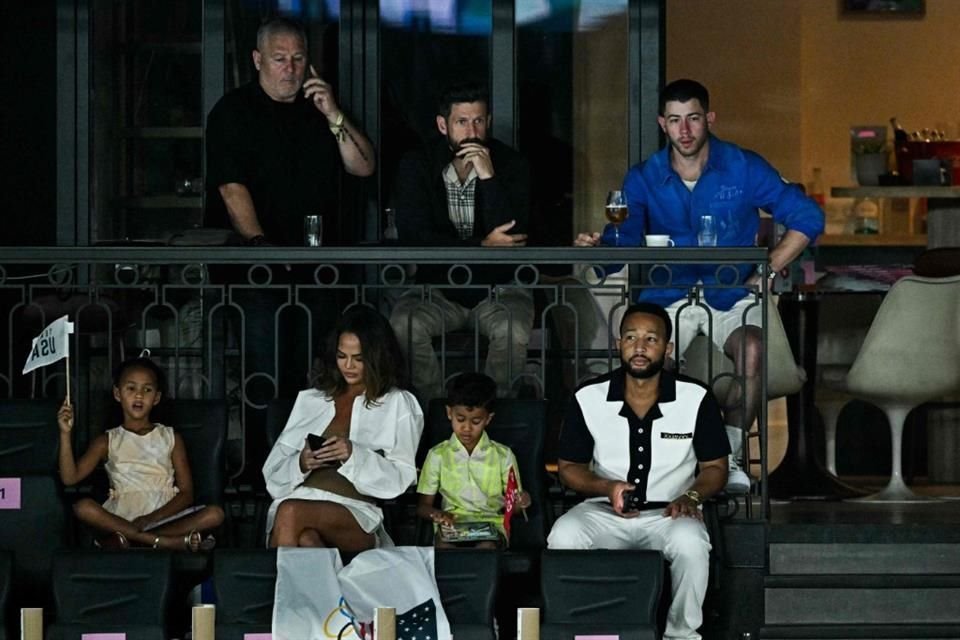 Desde la primera fila, John Legend y su familia apoyaron a Simone Biles, mientras que Nick Jonas pudo ver las clasificaciones desde una fila arriba.