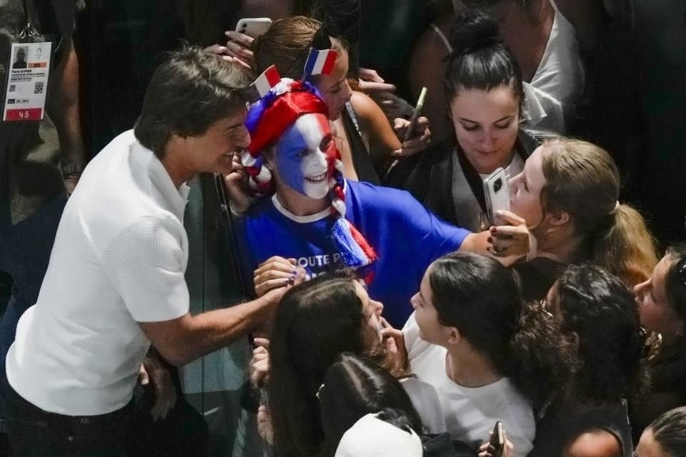 La presencia de Tom Cruise no pudo pasar desapercibida por lo que los asistentes le pidieron fotos y saludos.