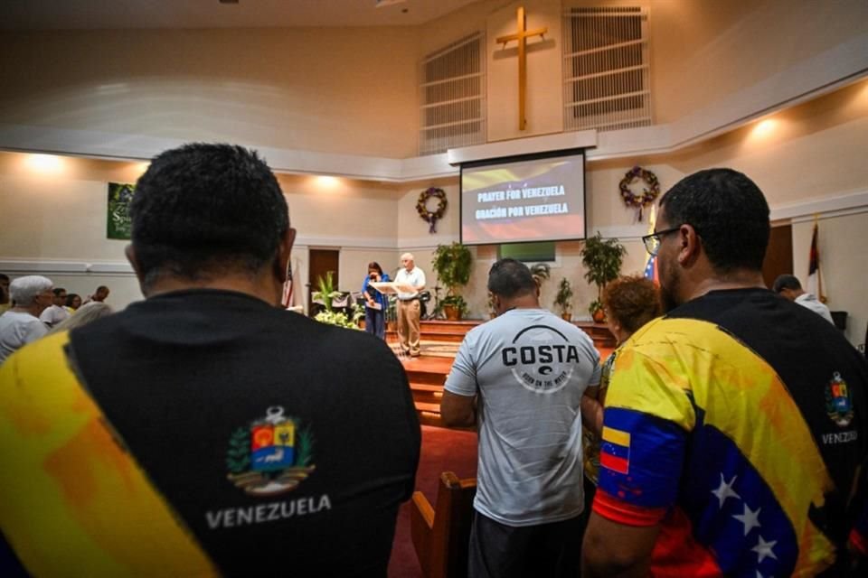 Venezolanos rezan por un cambio en su país en una iglesia en Jacksonville, Florida.