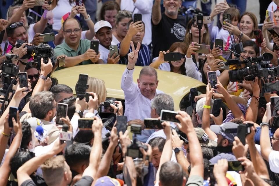 Así llegó el candidato presidencial de la oposición Edmundo González a votar.