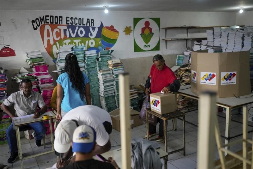 Personas votan durante la elección venezolana.