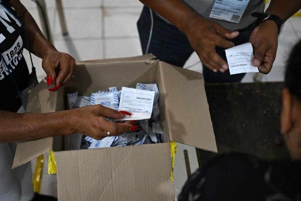 Trabajadores electorales cuentan los votos en una casilla en Venezuela.