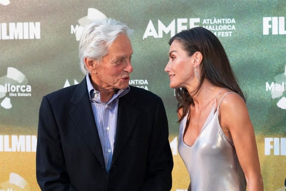 La Reina Letizia le entregó a Michael Douglas el premio 'Masters Of Cinema' en el cierre del Atlántida Film Fest en Palma de Mallorca.