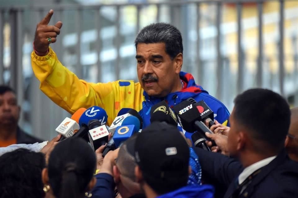 El Presidente venezolano, Nicolás Maduro, habla con representantes de los medios de comunicación luego de emitir su voto durante las elecciones presidenciales, en Caracas.