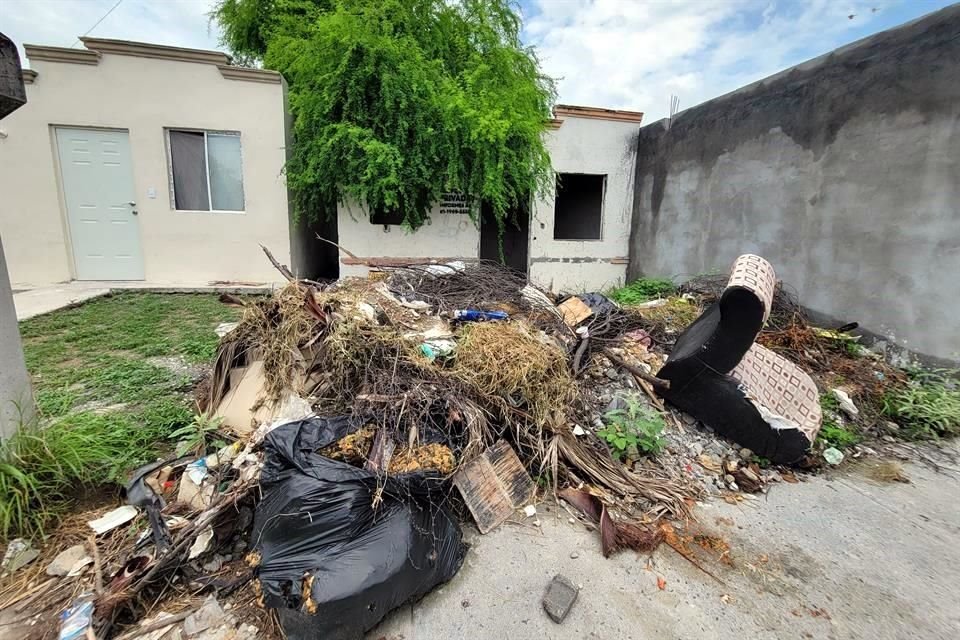 Personas que se dedican a la pepena usan los domicilios deshabitados como para separar la basura.