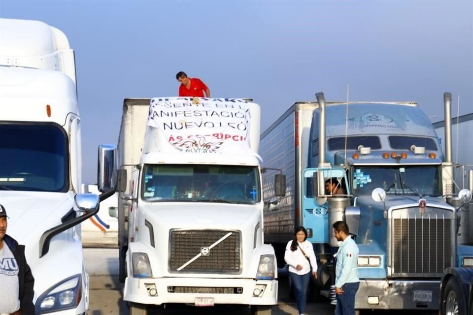 Las quejas de los transportistas por ser víctimas de extorsiones se elevaron a una caravana rumbo al Palacio estatal.