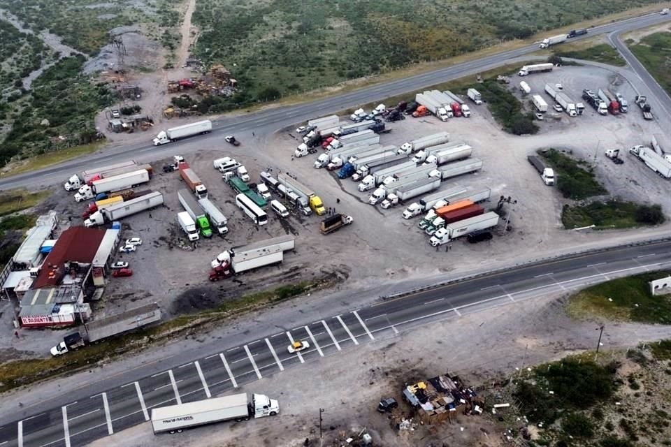 Las quejas de los transportistas por ser víctimas de extorsiones se elevaron a una caravana rumbo al Palacio estatal.