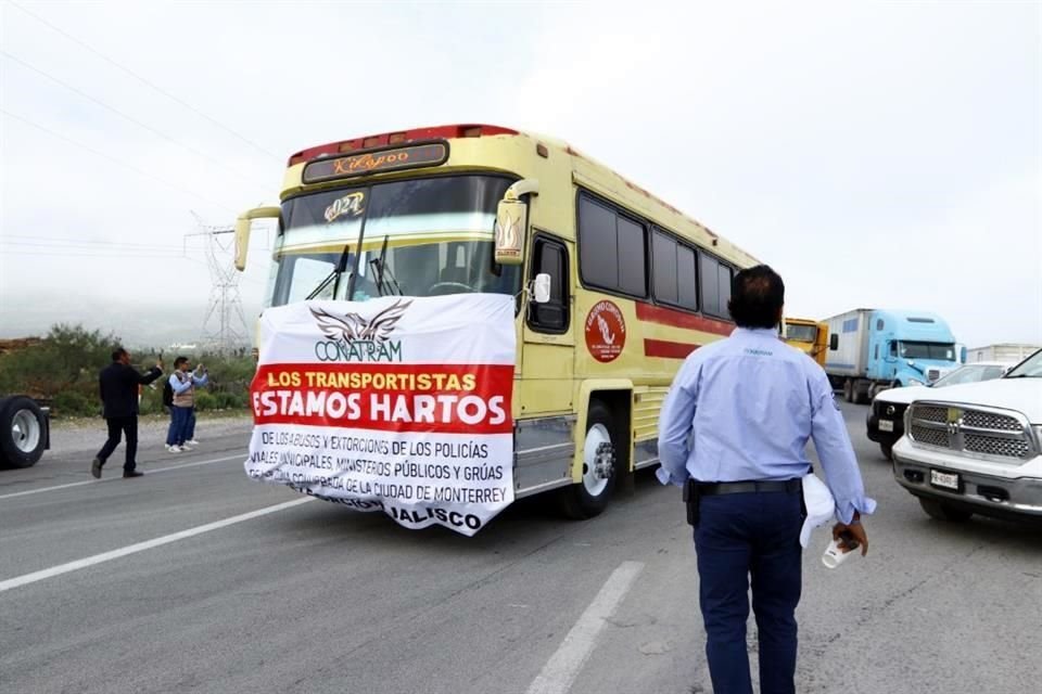 Los transportistas partieron alrededor de las 7:20 horas rumbo al Palacio estatal.