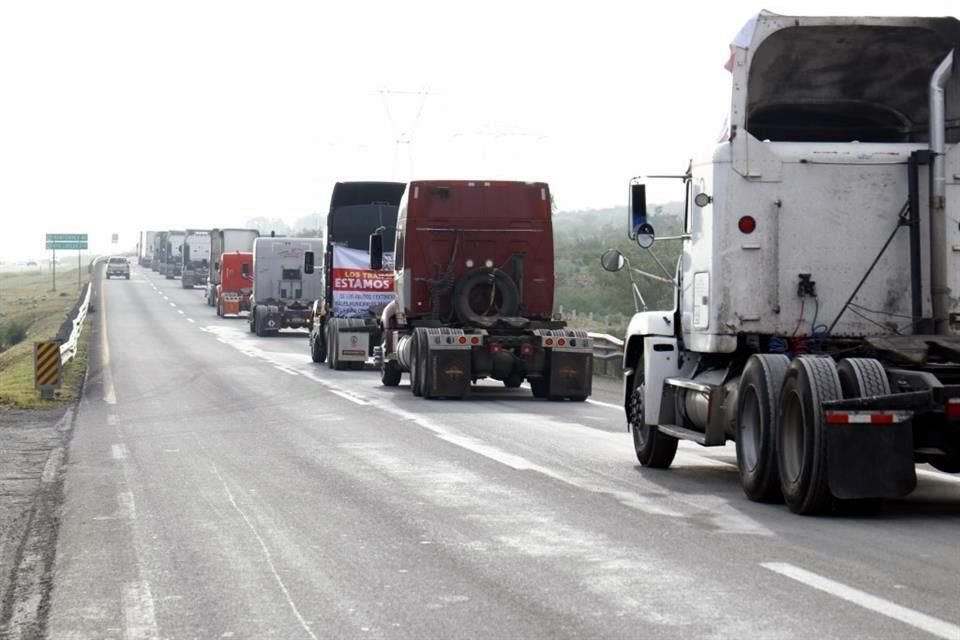 Las unidades de carga pesada circularán a marcha lenta por la Carretera y Autopista Saltillo-Monterrey.