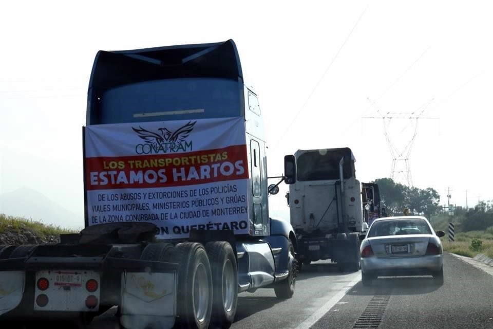 Los transportistas colgaron mensajes en sus unidades al iniciar protesta contra las extorsiones.