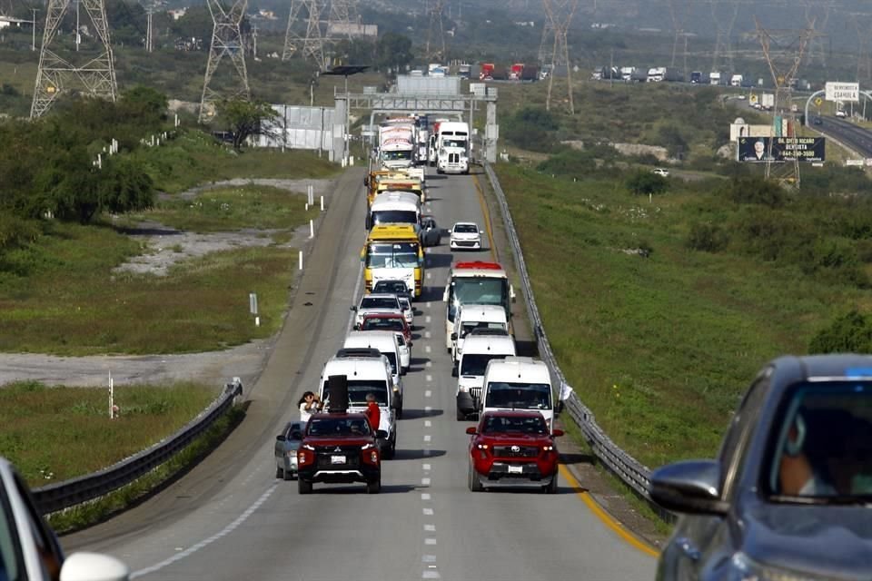 Los tráileres ocupan dos carriles de la Carretera Saltillo-Monterrey, causando tráfico lento.