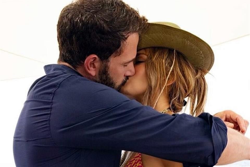 Jennifer Lopez celebra su cumpleaños 52 junto a Ben Affleck y oficializó el romance con una fotografía donde se ve besándolo.