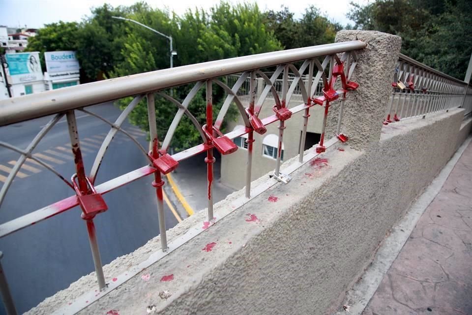 En el puente de Av. Las Puentes y Volcán Tanzítaro, las parejas ponen candados pintados como símbolo de su amor.