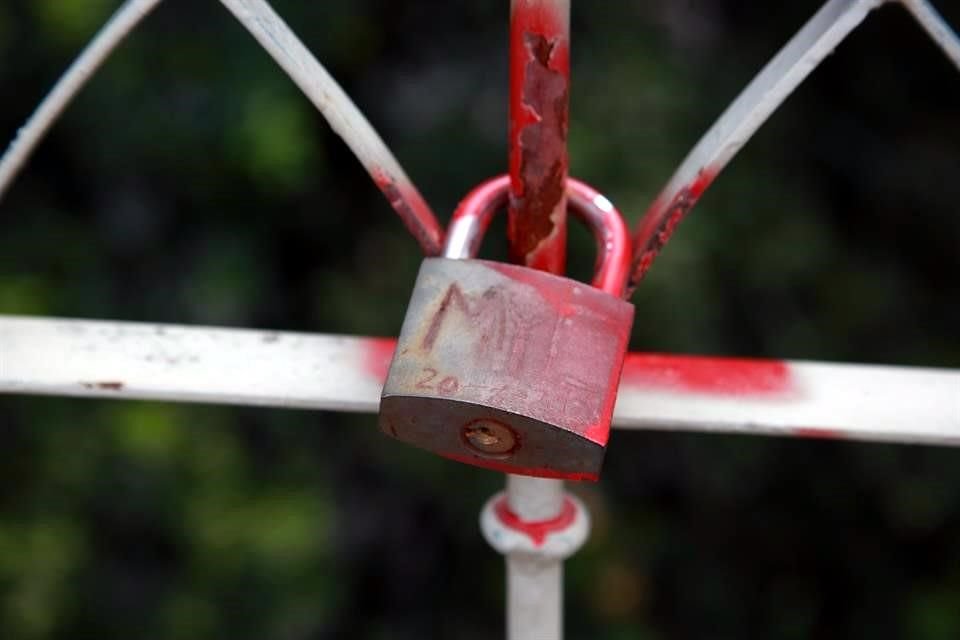 En el puente de Av. Las Puentes y Volcán Tanzítaro, las parejas ponen candados pintados como símbolo de su amor.