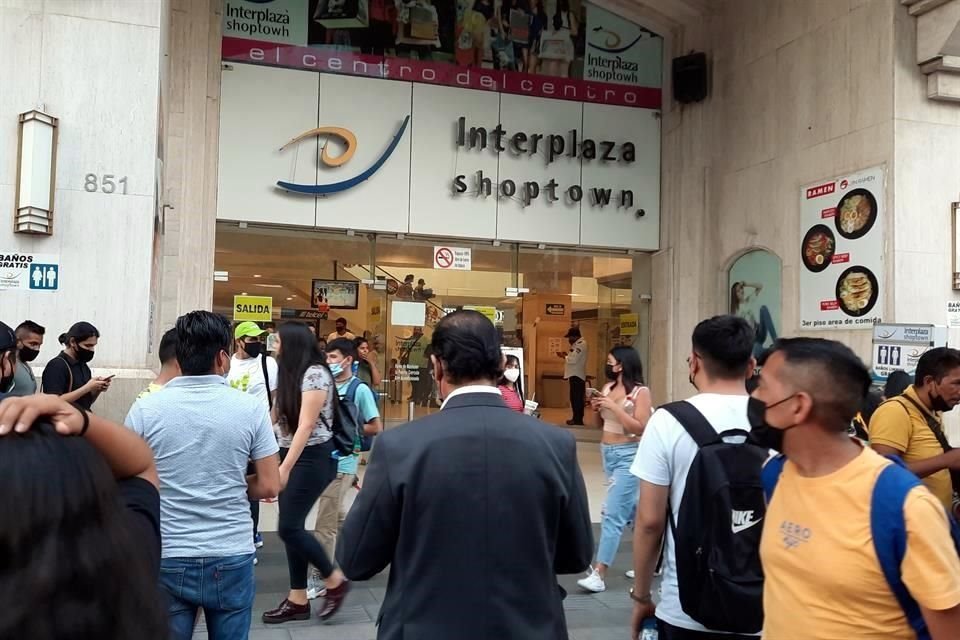 Cientos de clientes fueron evacuados de la plaza comercial Interplaza Shoptown.