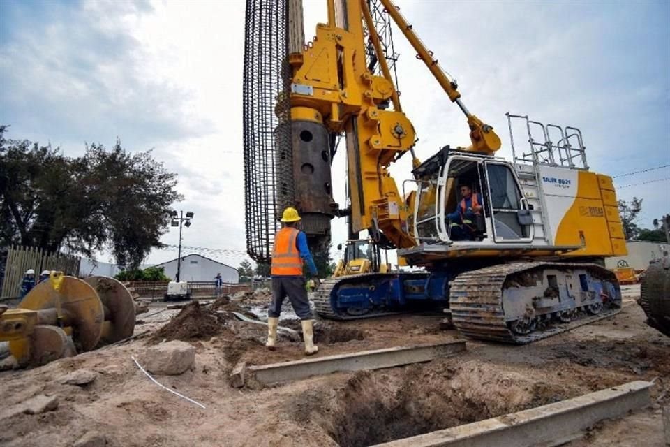 La reconstrucción del puente que colapsó en López Mateos Sur y que provocó un socavón registra un avance del 22 por ciento.