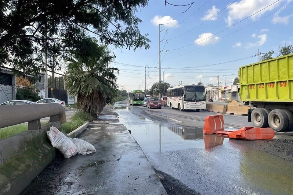 En ese tramo, los automóviles y tráileres circulan sobre la corriente de agua sucia, salpicando a quienes por ahí caminan.