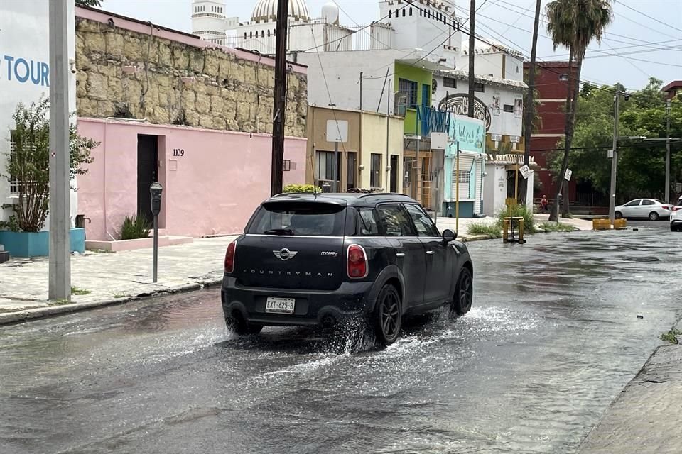 Por estas molestias, aseguraron, ya se han hecho reportes a Agua y Drenaje y al Municipio de Monterrey sin que hasta el momento hayan sido atendidos.