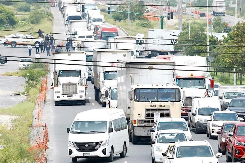 Cientos de traileros de la Conatram de diferentes Estados circularon en caravana 'a vuelta de rueda' por Carretera Saltillo-Monterrey obstruyendo los dos carriles en protesta por moches en Nuevo León.