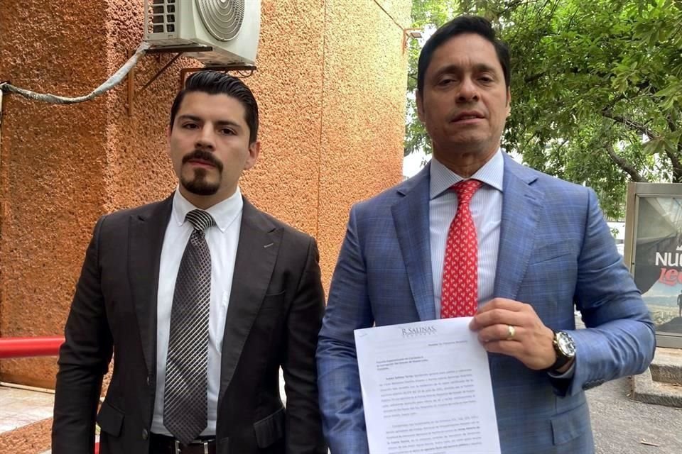 El abogado Rubén Salinas acudió a la Fiscalía a entregar la denuncia.