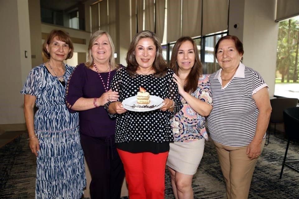 María Elva Quintanilla de Álvarez, Laura Villarreal de Quintanilla, Cristina de Quintanilla, Finy Quintanilla y María Elsa Quintanilla