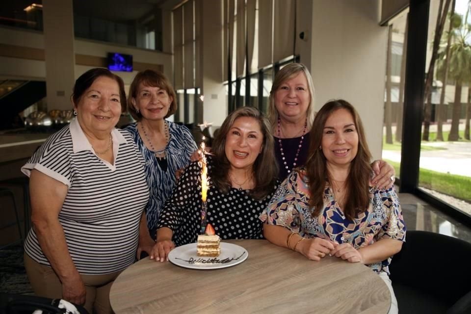 María Elsa Quintanilla, María Elva Quintanilla de Álvarez, Cristina de Quintanilla, Laura Villarreal de Quintanilla y Finy Quintanilla