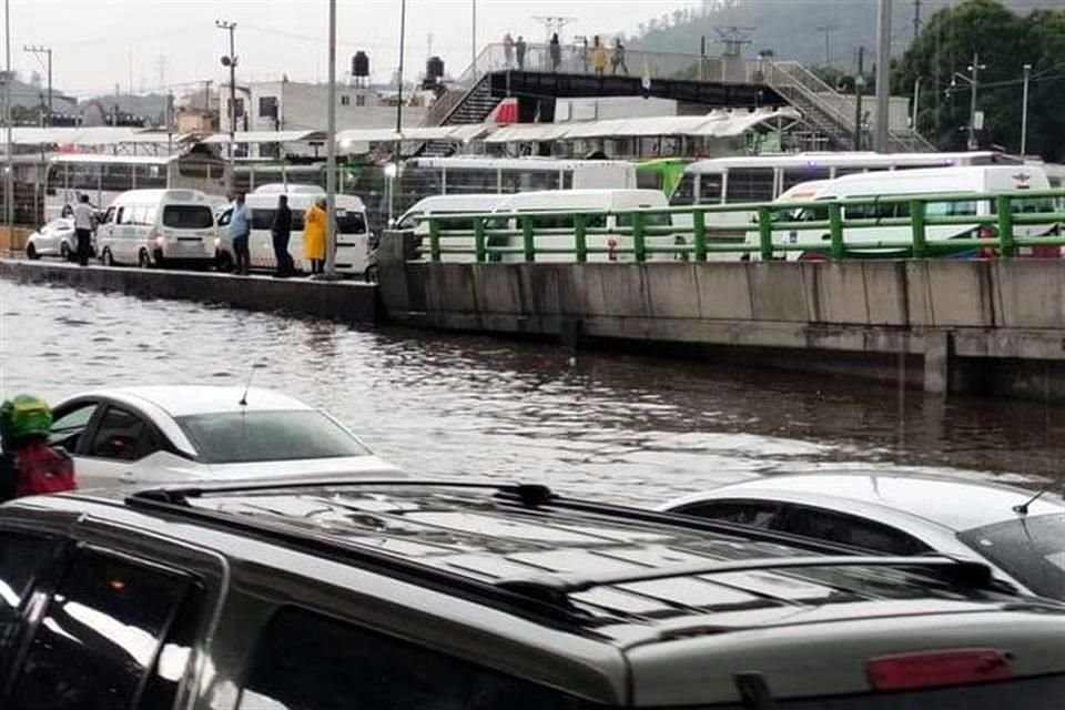 Los encharcamientos han complicado la circulación en la zona.