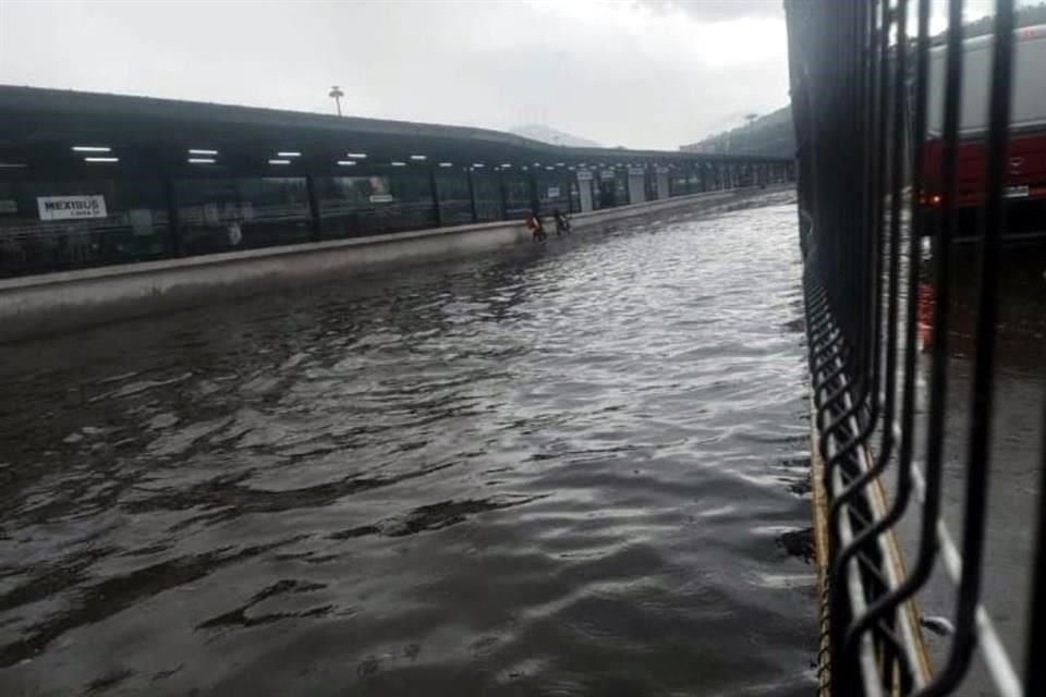 Usuarios reportaron que el servicio del Metrobús quedó colapsado por las inundacones.