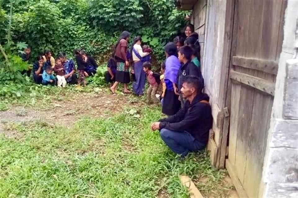 Mujeres, niños y hombres huyeron de una comunidad en Chenalhó, Chiapas, tras horas de balazos por parte de un grupo criminal.