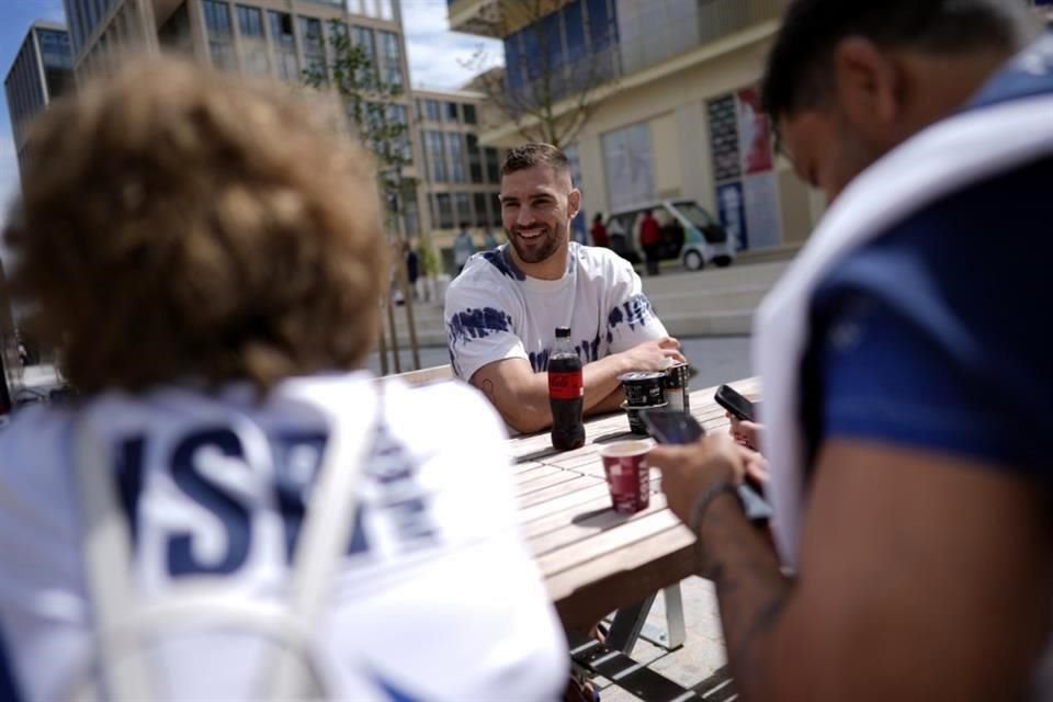 Varios atletas israelíes, como la estrella del judo Peter Paltchik (centro) y la nadadora Meiron Cheruti, han recibido amenazas de muerte antes y durante la justa olímpica en París.