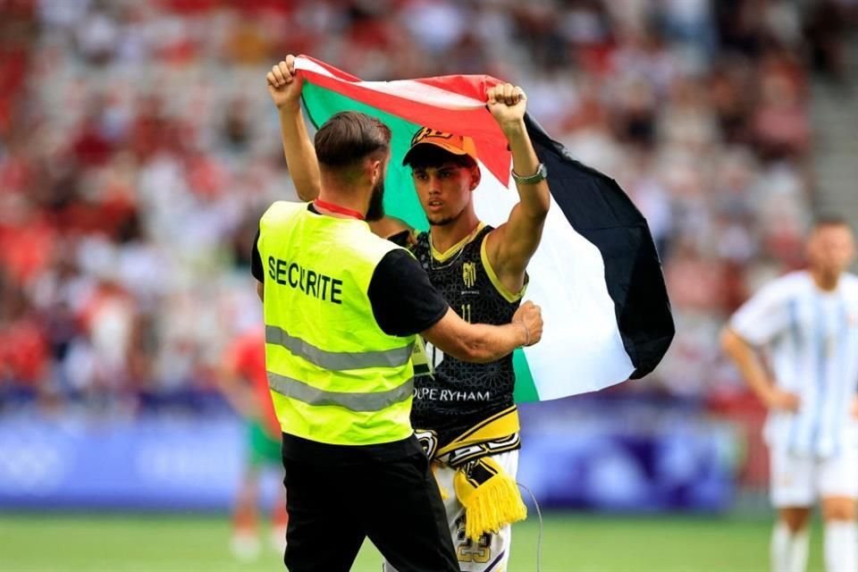 Dentro de los estadios, los jugadores han sido abucheados en más de una ocasión cuando entran al campo y han sido atacados con insultos racistas.