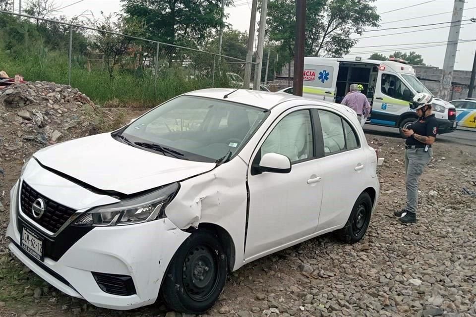 El conductor del auto March, pese al encontronazo, resultó ileso, en la Colonia Bella Vista.