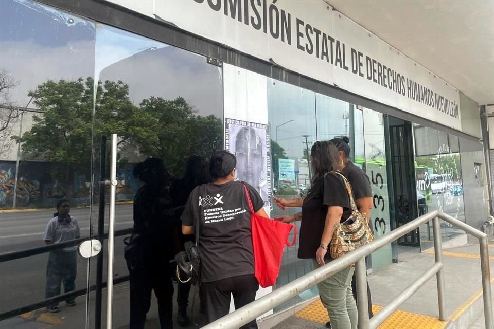 El FUNDENL y la madre de Brenda Damaris pusieron un poster a las afueras de las oficinas de la CEDH.