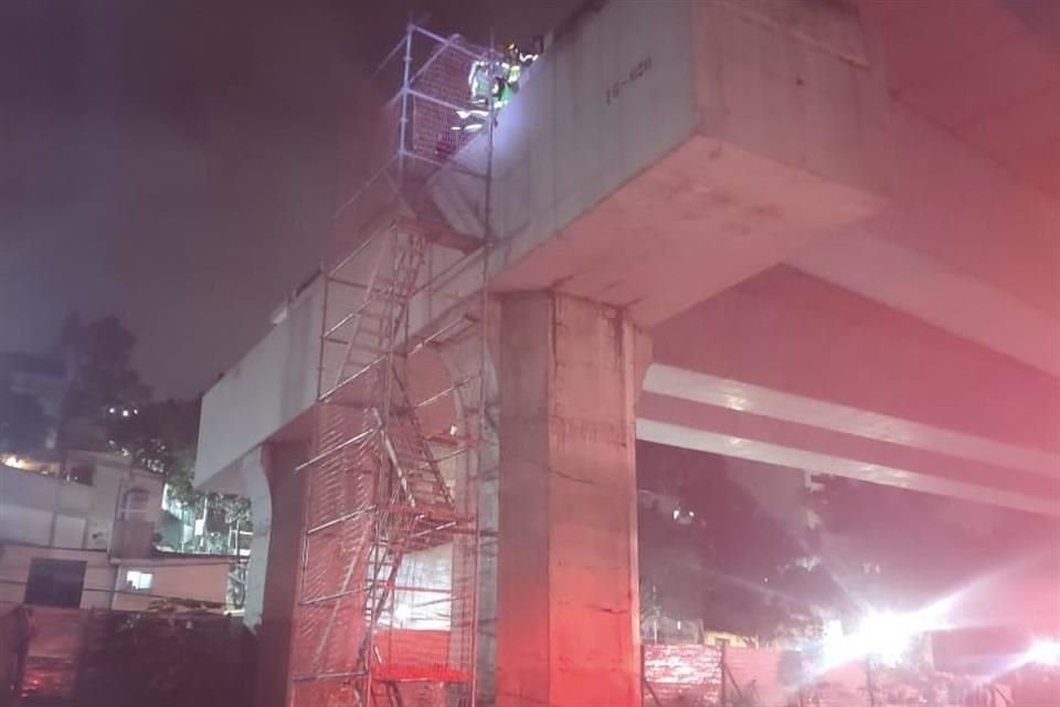 Dos trabajadores cayeron cuando realizaban trabajos de soldadura en el proceso de armando de la estructura por donde circulará el tren.