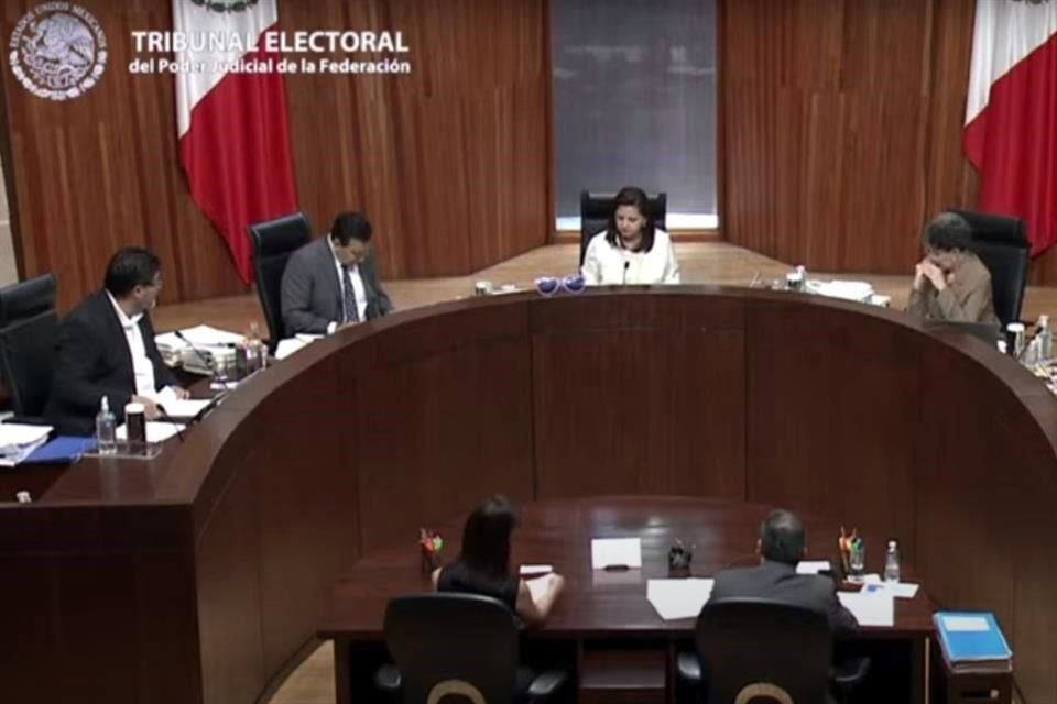 En la resolución se confirmó la petición que ya había hecho la Sala Especializada del Tribunal para que el Congreso del Estado -que es controlado por PAN y PRI- sancione al Mandatario.