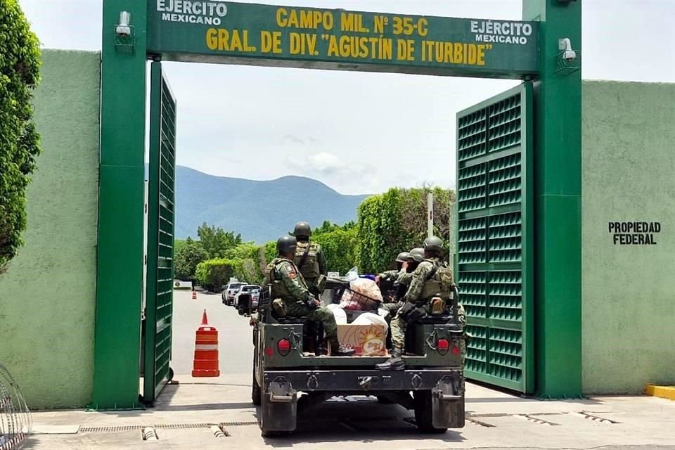 La jornada de búsqueda de los 43 normalistas de Ayotzinapa en el 27 Batallón de Infantería en Igual comenzó ayer con el ingreso de padres de familia. 