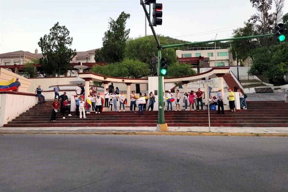 Las peticiones de libertad y respaldo a líder de Oposición de Venezuela se expresaron en el monumento a Simón Bolivar, en Monterrey.